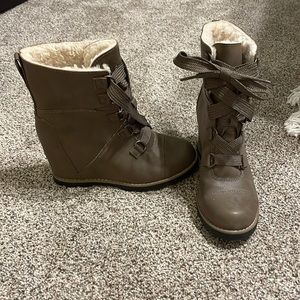 Gray/brown lace up fur wedge boots